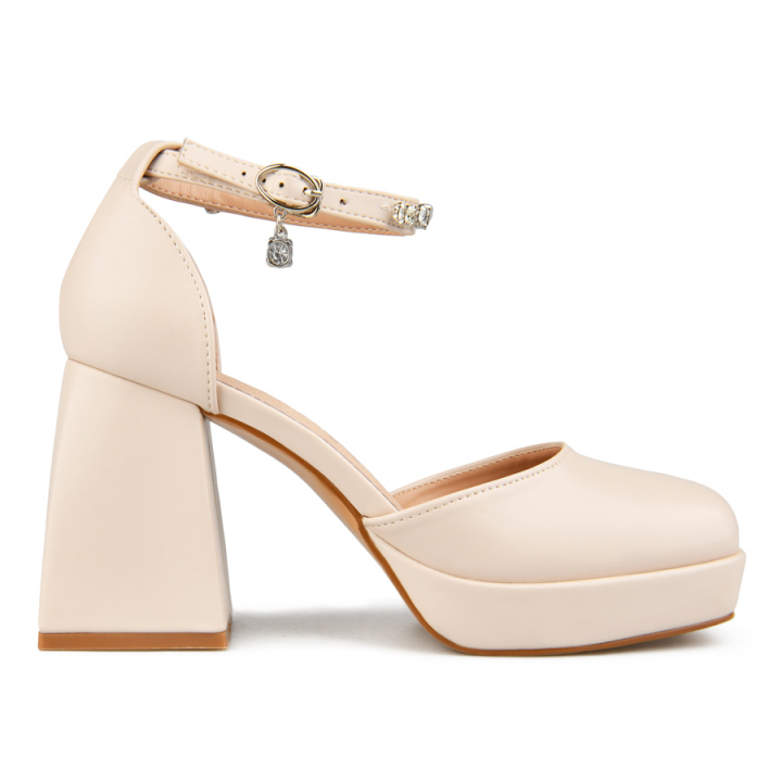 Γυναικεία κομψά σανδάλια και παντόφλες